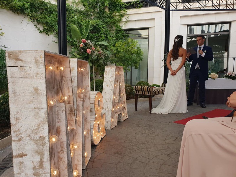 ceremonia civil con letras de madera