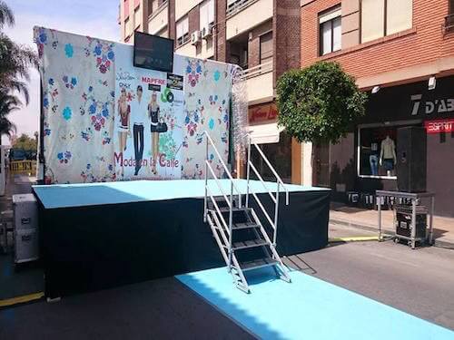 escenario con escalera para desfile de moda