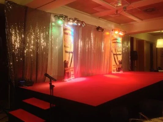 escenario tarima moqueta roja