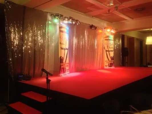 Escenario Tarima Moqueta Roja Y Estructura Con Cortinas Para Espectaculo