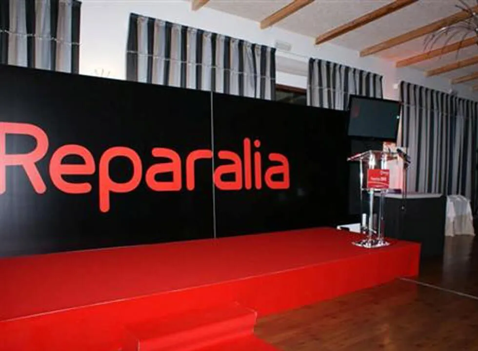 Tarima Evento Reparalia Moqueta Roja