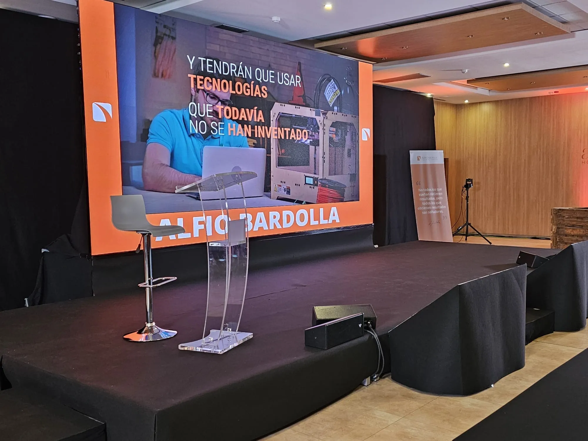 ceremonia civil con letras de madera iluminadas